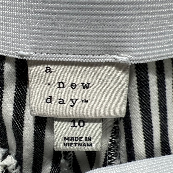 A New Day Stretch Cropped Straight Side Zip Pant - Picture 3 of 3